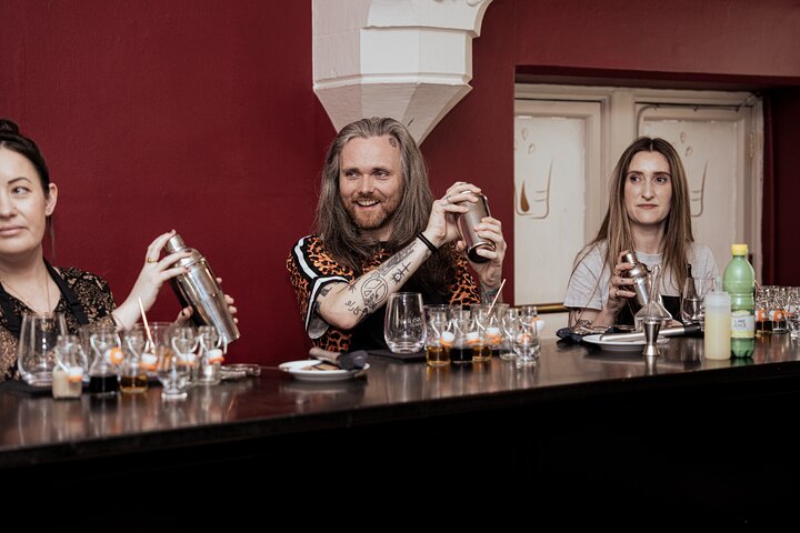 Irish Whiskey Museum: Cocktail Class & Whiskey Glass!