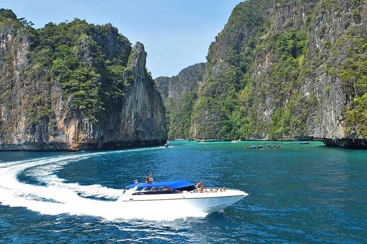 Phuket: Phi Phi Island Speedboat Tour with Lunch