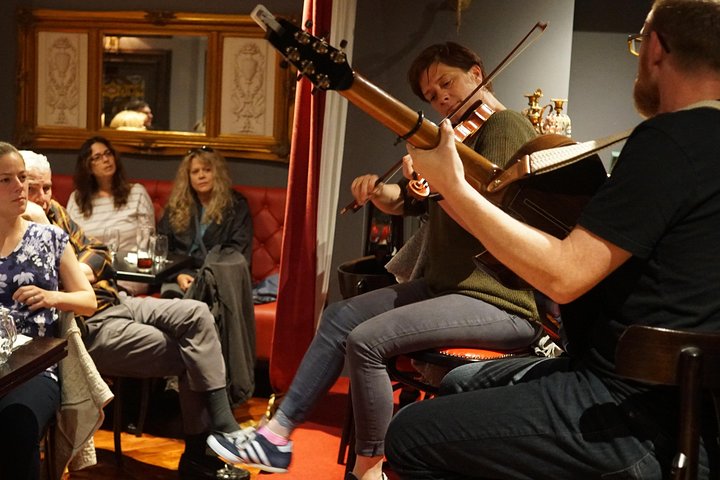 Dublin's Traditional Irish Musical Pub Crawl: A Night of Song!
