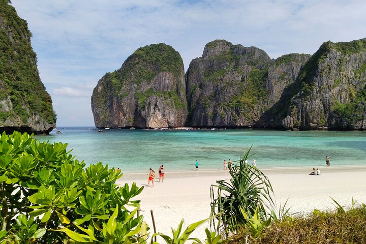 Phi Phi Islands Speedboat Tour: Snorkel & Beach Fun!