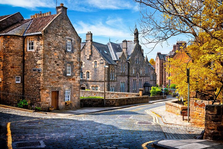 Edinburgh Self-Guided Walking Tour: Royal Mile Secrets