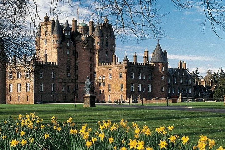 Glamis & Dunnottar Castles: Spanish Tour from Edinburgh