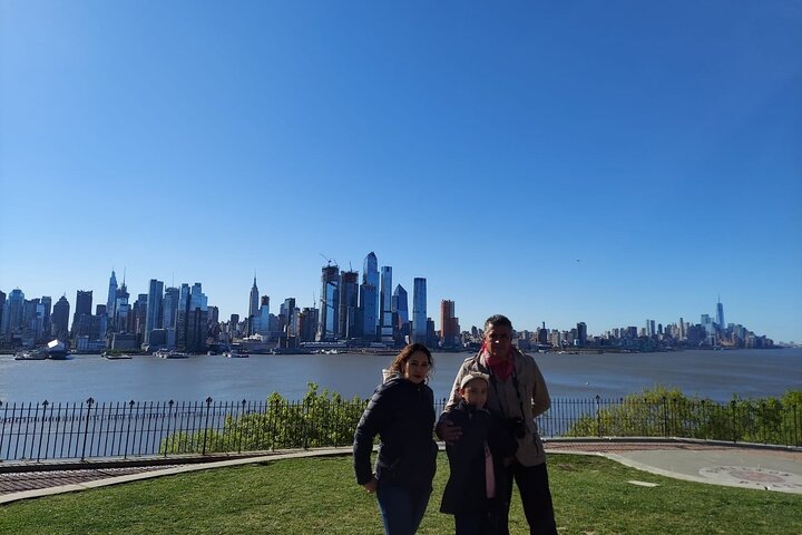 NYC Contrasts Tour: DUMBO, Bronx & Hidden Gems