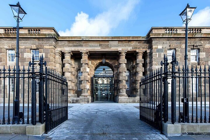 Belfast Black Taxi & Crumlin Gaol Tour: History Unlocked