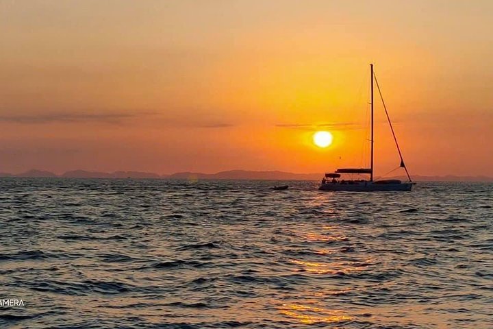 Phi Phi Sunrise Tour: Beat the Crowds!