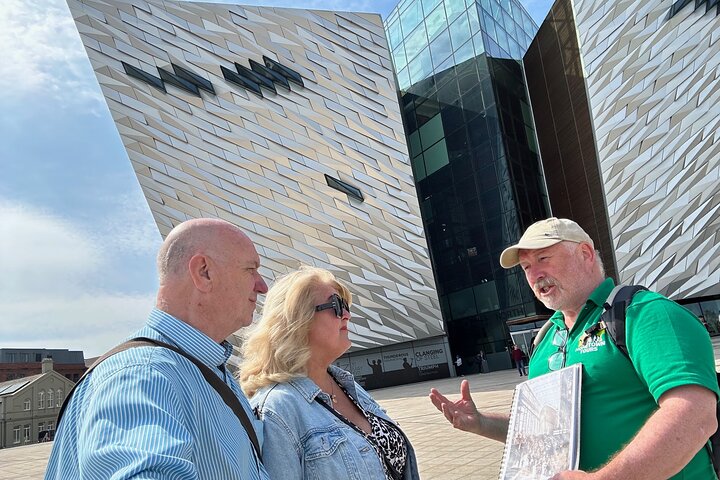 Belfast Taxi Tour: Political Murals & Top Sights