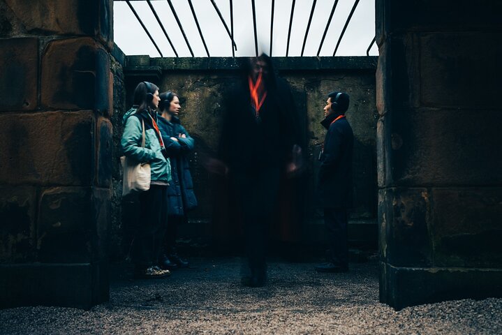 Edinburgh Ghost Tour: Underground Vaults & Graveyard