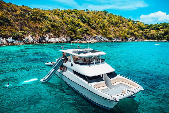 Phuket: Luxury Yacht to Phi Phi & Maithon - Snorkel & Swim!
