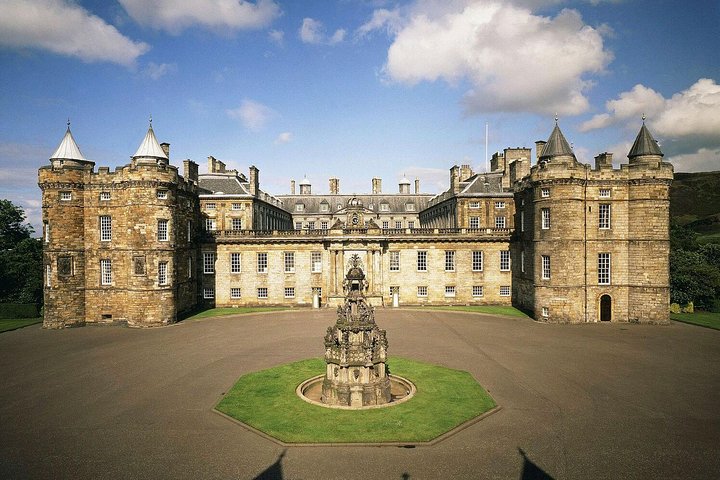 Holyroodhouse Palace Ticket: Edinburgh Royal History!