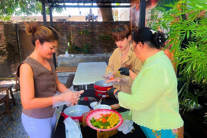 Phuket City Tour: Ride, Cook & Old Town