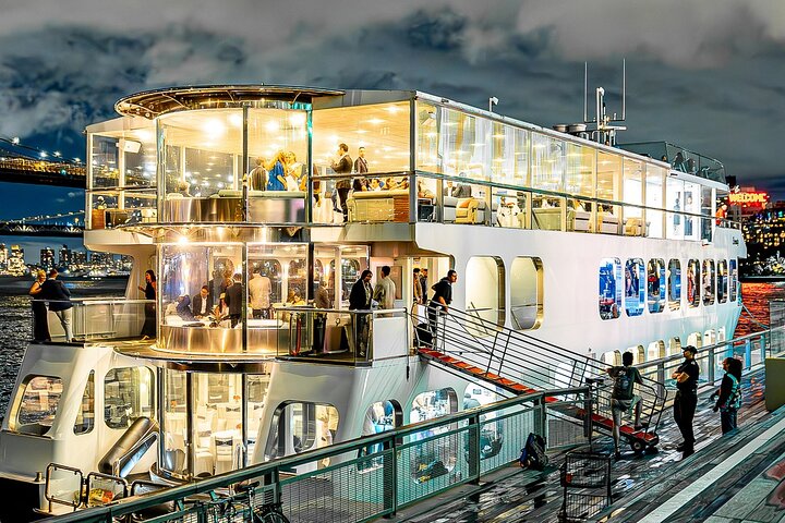 NYC Christmas Yacht Cruise: Dinner, Drinks & Skyline!