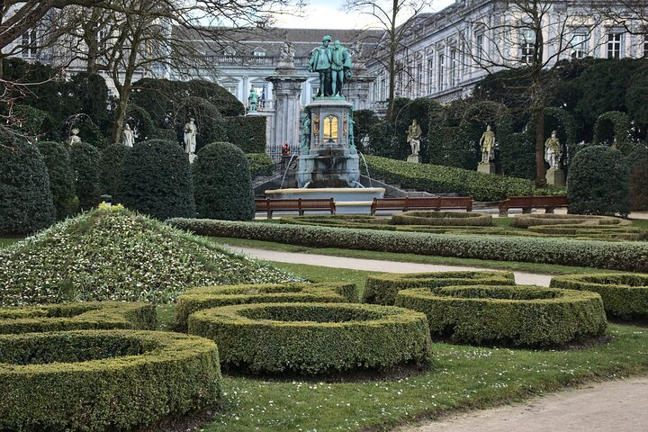 Brussels Walking Tour: Uncover City Origins (Spanish)