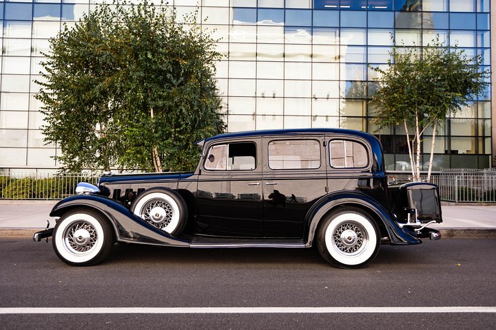 NYC Vintage Car Tour & Wine: History, Sips, & Style!