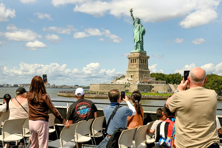 iBoatNYC: Best NYC Skyline Cruise & Statue of Liberty Views