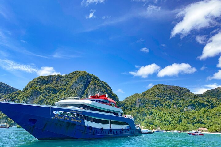 Phi Phi Islands Tour: Royal Cruiser from Phuket